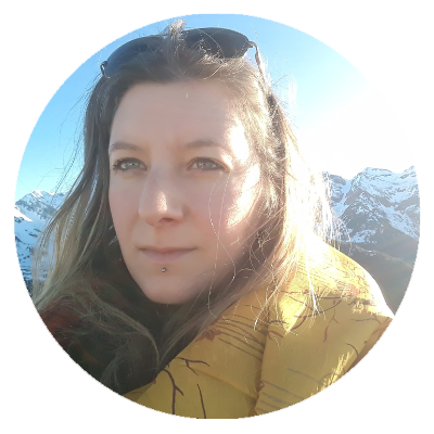 Photographie autoportrait, arrière plan montagnes enneigées