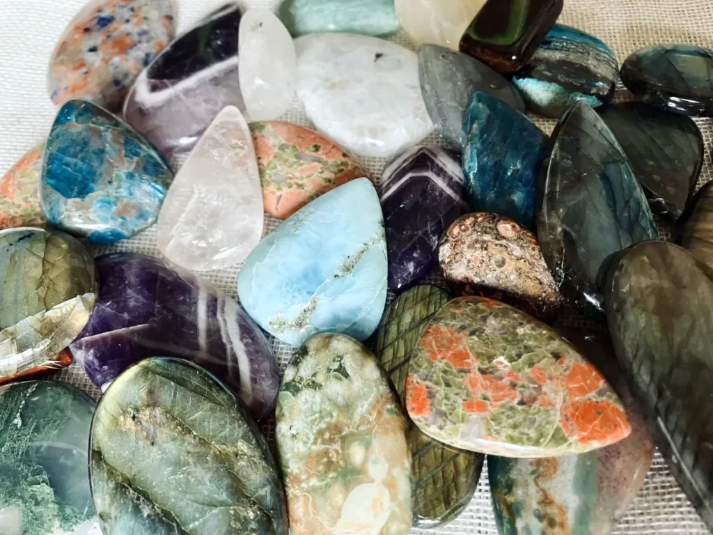 Cabochons de pierres gemmes variées