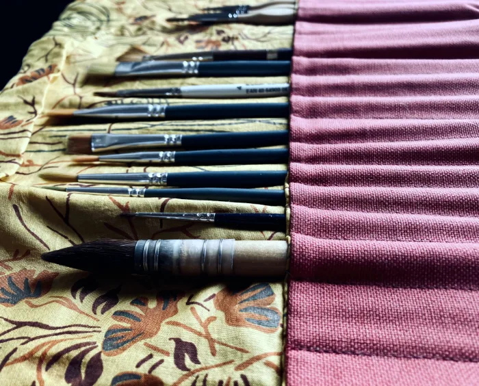 Pinceaux dans leur housse de transport déployée