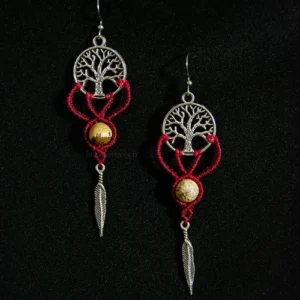Boucles d'oreille en micro-macramé rouge bourgogne, avec breloques arbre de vie et plume en métal et perles gemmes jaspe paysage, fond noir