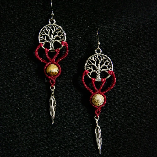 Boucles d'oreille en micro-macramé rouge bourgogne, avec breloques arbre de vie et plume en métal et perles gemmes jaspe paysage, fond noir
