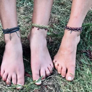 Bracelets de chevilles en micro-macramé avec perles et breloques, portés par différentes personnes, zoom sur 3 pieds/chevilles