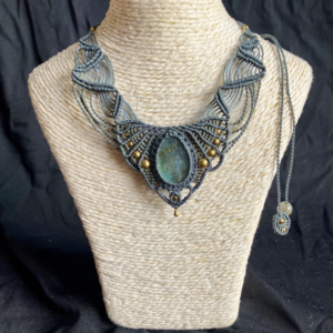 Collier en micro-macramé anthracite et khaki, cabochon en labradorite et finitions laiton, sur un présentoir neutre