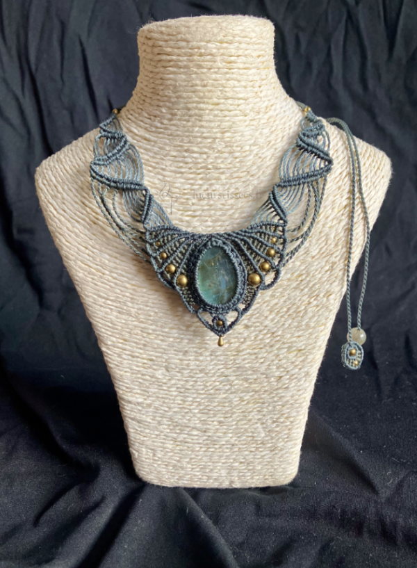 Collier en micro-macramé anthracite et khaki, cabochon en labradorite et finitions laiton, sur un présentoir neutre