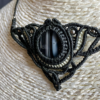 Zoom collier en micro-macramé noir et gris, cabochon en verre fusionné noir et blanc, perles en acier inoxydable