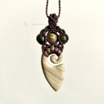 Zoom pendentif en micro-macramé marron café, élément en bois massif : chêne, perles en jaspe paysage et turquoise d'Afrique, arrière plan neutre