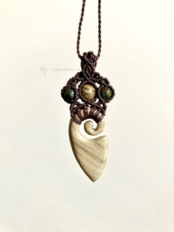 Zoom pendentif en micro-macramé marron café, élément en bois massif : chêne, perles en jaspe paysage et turquoise d'Afrique, arrière plan neutre