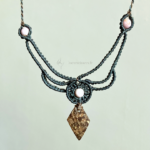 Zoom pendentif en micro-macramé vert khaki et cèdre, élément en coque de noix de coco, perles en rhodonite, arrière plan neutre