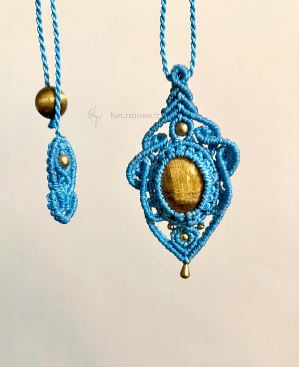 Zoom pendentif en micro-macramé bleu turquoise, cabochon et perle œil de tigre, perles et breloque goutte en laiton, motifs baroque, arrière plan neutre