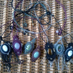 7 pendentifs en micro-macramé, cabochons en pierres gemmes, perles en acier inoxydable/laiton, motifs simples, sur un panier en osier