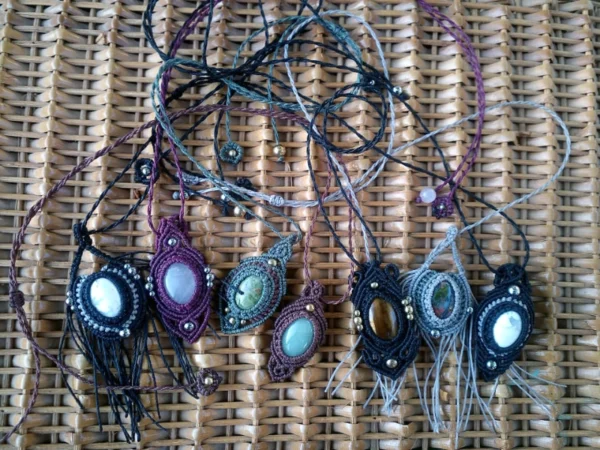 7 pendentifs en micro-macramé, cabochons en pierres gemmes, perles en acier inoxydable/laiton, motifs simples, sur un panier en osier