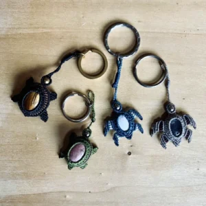 4 tortues porte-clefs en micro-macramé, vues du dessus, support bois