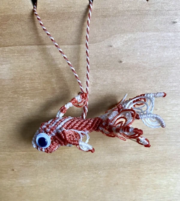 Suspension en micro-macramé 3D, vue de côté, carpe koï orange terracotta avec yeux mobiles