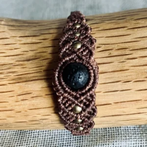 Bracelet en micro-macramé marron acajou, perles en pierre de lave et laiton, motifs entrelacs