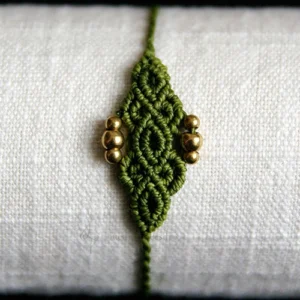 Bracelet en micro-macramé vert olive, perles en laiton, motif nœud celtique