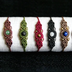 5 bracelets en micro-macramé acajou, vert olive, rouge bourgogne, noir et cèdre, perles de pierres gemmes et acier inoxydable ou laiton, sur un support tissé blanc