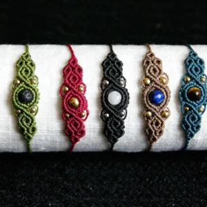 11 bracelets en micro-macramé bleu marine, vert citron, acajou, vert olive, bourgogne, noir, cèdre, sarcelle cannelle, gris prune, motifs arabesques, support blanc fond noir