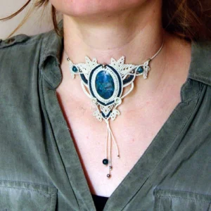 Collier en micro-macramé blanc et émeraude, cabochon et perles en apatite, perles en acier inoxydable, motifs feuilles, suggestion porté ras du cou