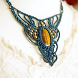 Collier en micro-macramé émeraude, cabochon œil de tigre, perles en laiton, vue zoomée 3/4 sur mannequin