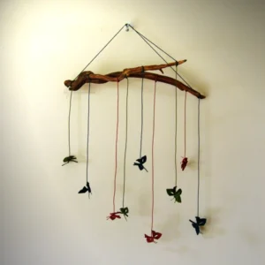 Mobile papillons en micro-macramé, support branche tortueuse