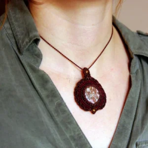 Pendentif en micro-macramé acajou et bourgogne, cabochon jaspe léopard et perles en laiton, motifs baroques, médaillon, suggestion porté haut