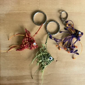 3 porte-clefs poissons losange 3D en micro-macramé, vue de côté, avec yeux mobiles