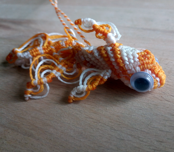 Suspension en micro-macramé 3D, vue de 3/4, carpe koï orange topaze et blanc avec yeux mobiles