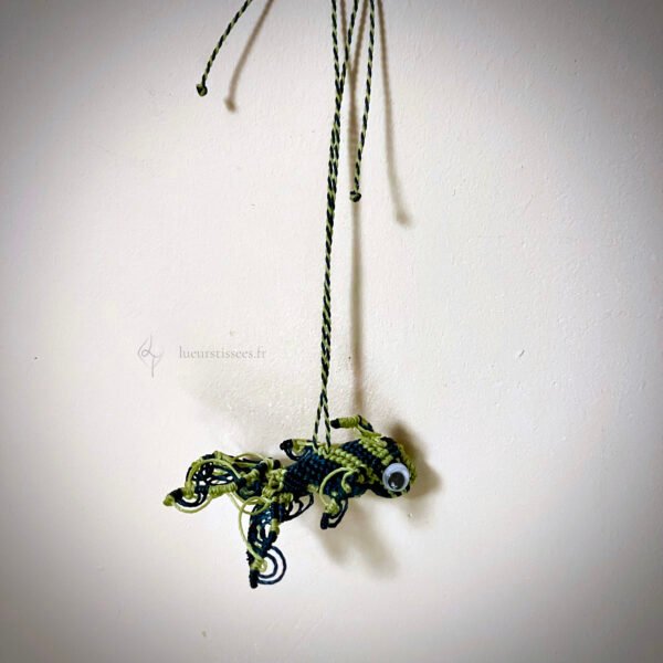 Suspension en micro-macramé 3D, vue de profil, carpe koï émeraude et vert citron avec yeux mobiles