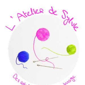 Logo rond, 3 pelotes colorées et aiguilles à tricoter