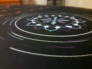 Zoom mandala au posca sur le plateau d'une table basse noire