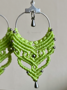 Zoom sur une boucle d'oreille en micro-macramé Elégance, fil vert citron, anneau, attaches, perles & breloques gouttes en acier inoxydable
