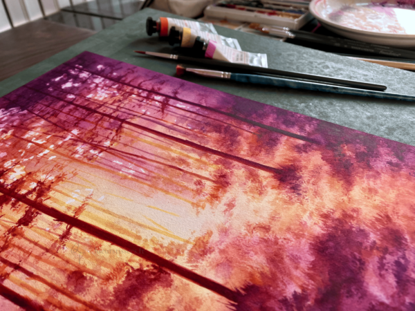 Photo de biais aquarelle forêt mystique rétro-éclairée, violet rose jaune orangé, avec pinceaux et tubes de peinture