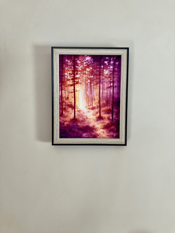 Photo aquarelle forêt mystique rétro-éclairée, violet rose jaune orangé, encadrée