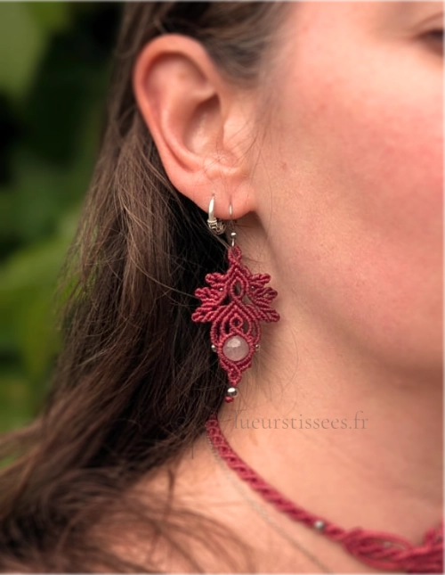 Zoom sur une boucle d'oreille Arborescence framboise et quartz rose, portée