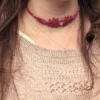 Zoom sur le collier ras du cou Arborescence framboise et quartz rose, porté