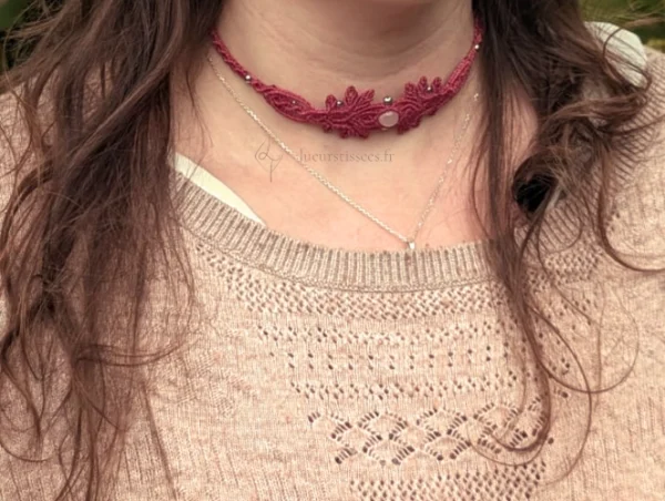 Zoom sur le collier ras du cou Arborescence framboise et quartz rose, porté