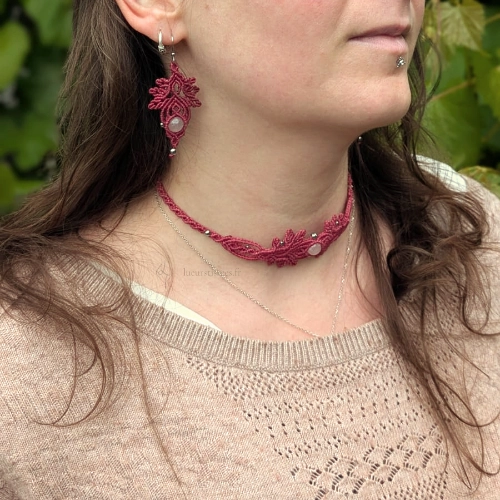 Zoom visage femme de 3/4 portant le collier ras du cou et les boucles d'oreilles Arborescence framboise et quartz rose