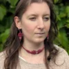 Photo portrait femme visage de 3/4 portant le collier ras du cou et les boucles d'oreilles Arborescence framboise et quartz rose
