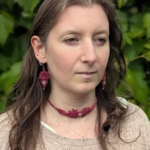 Photo portrait femme visage de 3/4 portant le collier ras du cou et les boucles d'oreilles Arborescence framboise et quartz rose