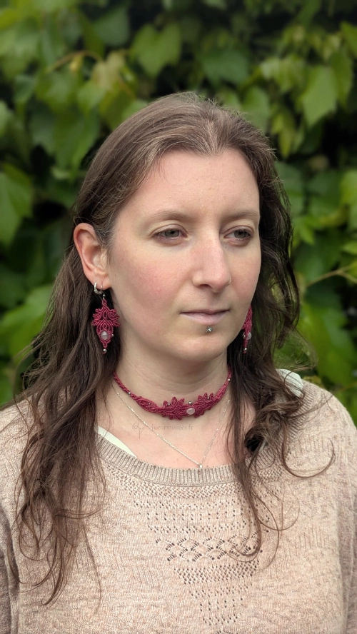 Photo portrait femme visage de 3/4 portant le collier ras du cou et les boucles d'oreilles Arborescence framboise et quartz rose